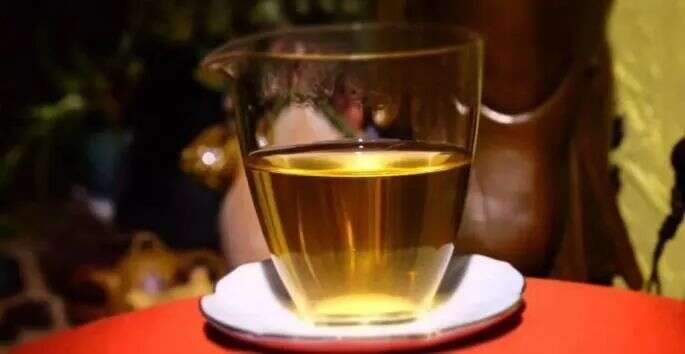 通过茶汤口感判断古树茶与小树茶的依据是什么？