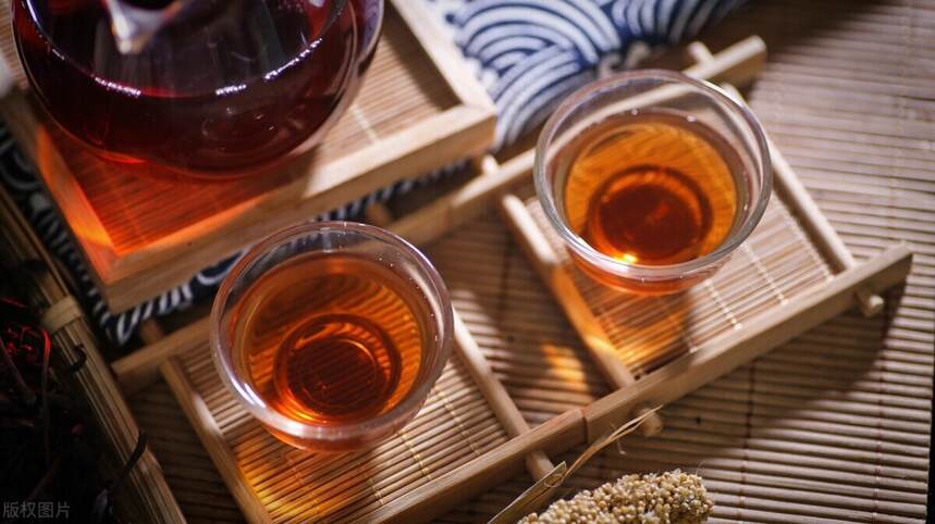 六堡茶的“槟榔香”来自：茶叶的品种香+工艺香+存储香，共同结果