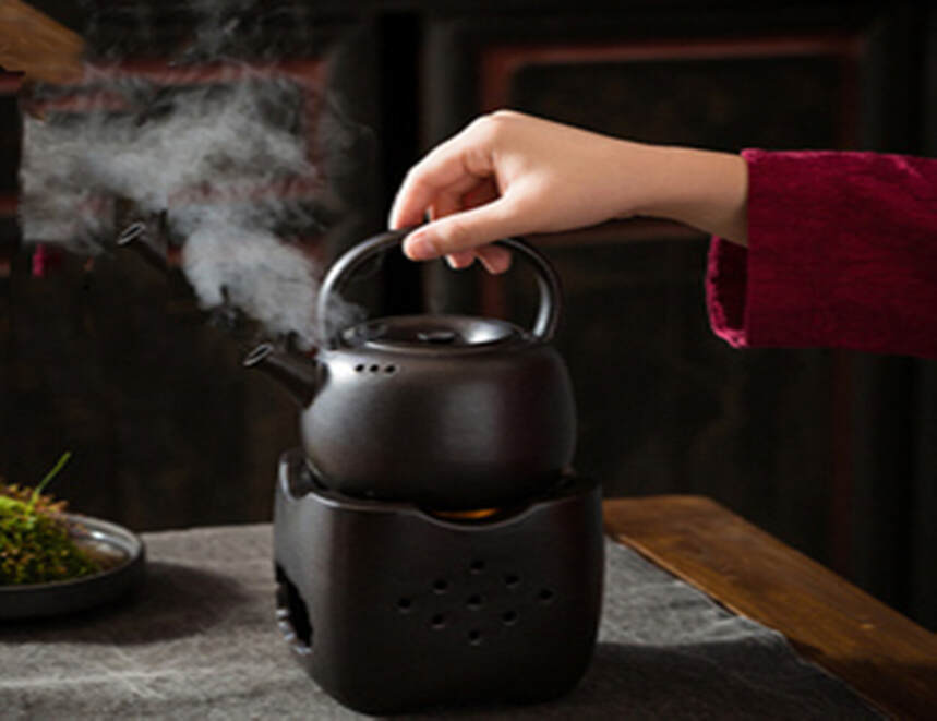 大雪纷飞寒夜下，「围炉煮茶」自在一方，冬日里的雅趣，煮雪问茶