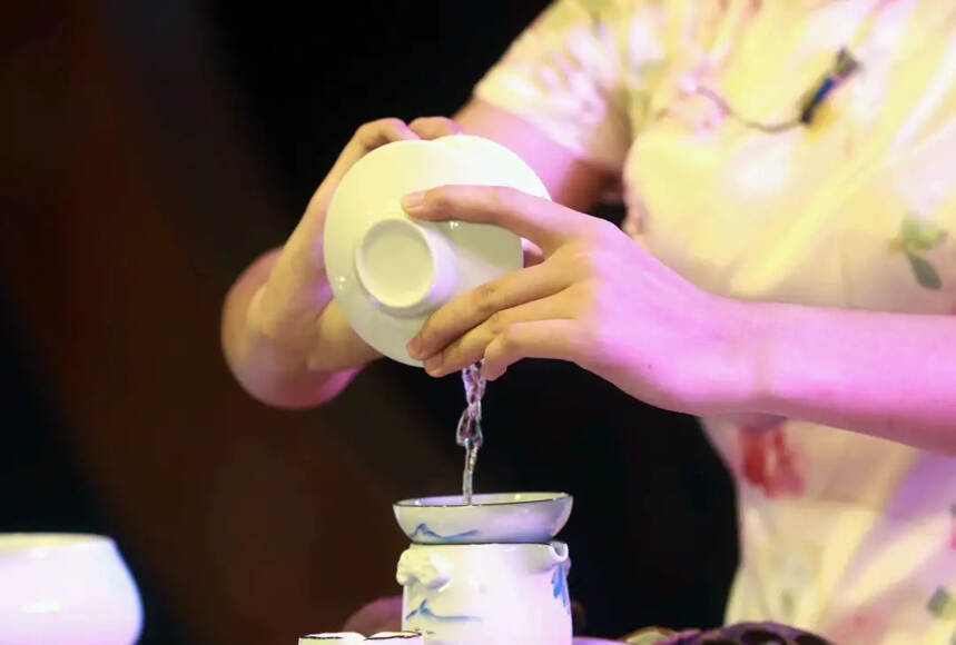 为什么茶艺师大多是“有气质”的小姐姐？