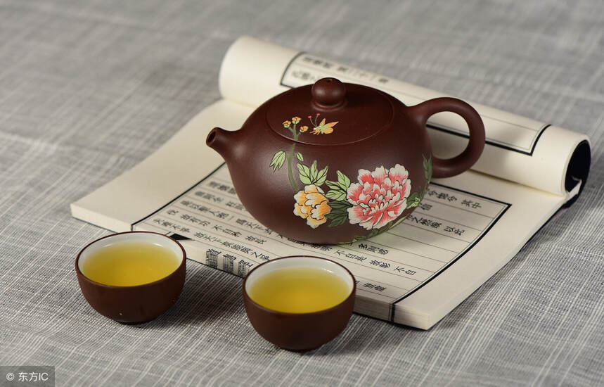 紫砂壶最好专壶专茶使用，这里边有些讲究