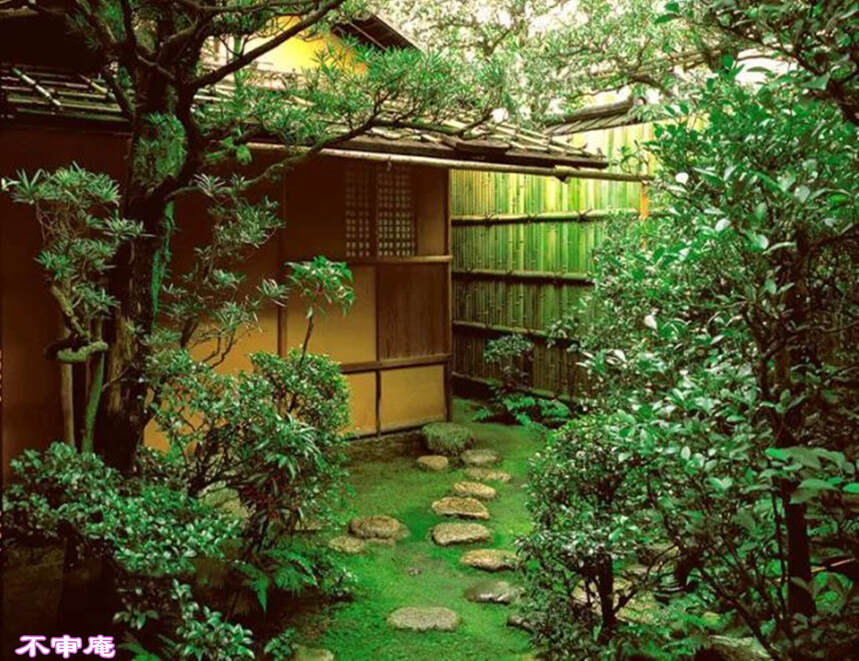 日本的草庵茶室，室内有极简雅拙之美、室外乾坤容大、美在其外