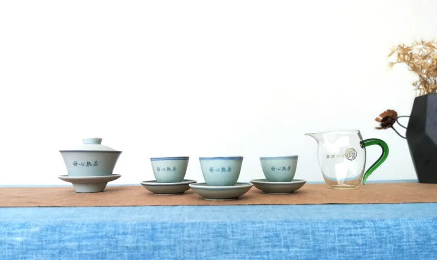 茶与器｜瓷器盖碗与建水紫陶的区别