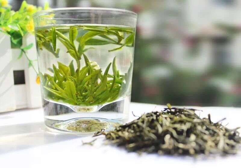 玻璃杯泡茶，为什么有的茶叶很快沉底，有些茶叶却不行？