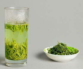 夏季到，了解冲泡绿茶的【三投法】，一杯清香碧绿的绿茶，就成了