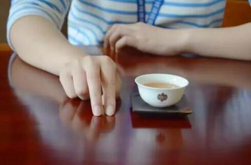 茶桌上的各种 “茶暗语” 和手势，只可意会，不可言传