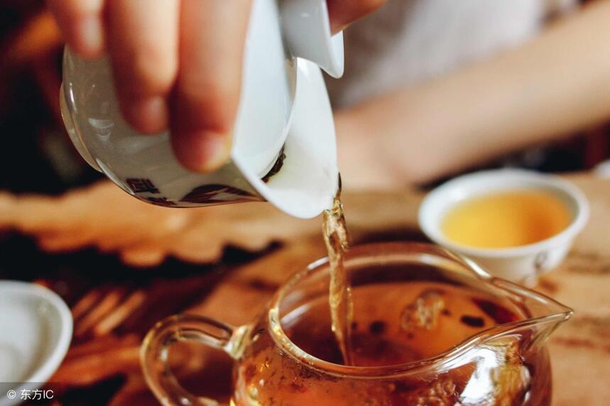 泡一杯清茶，独饮与聚饮，你会选择哪一项？
