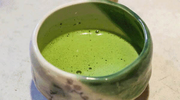它是目前国内蒸青绿茶唯一“活化石”，十大名茶中的一朵“奇葩”