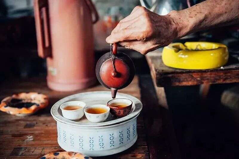 “人均茶艺师”的潮汕人，是怎样泡出一杯好茶的？