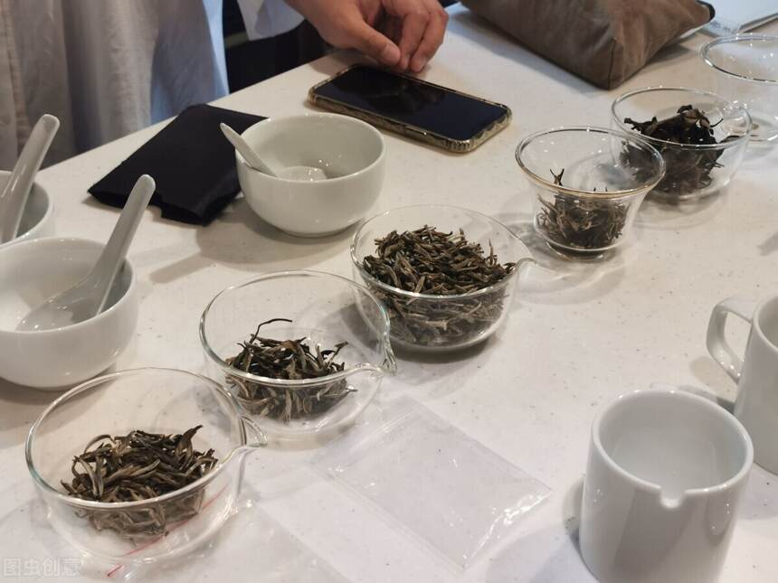 炭烘白茶：采用文火慢烘、是传统干燥技艺、工艺复杂、流程繁琐