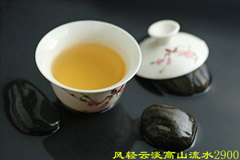 “武夷岩茶”最富于变化，香多味浓韵长，汤色橙黄，甘香清甜