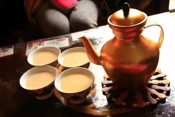 去少数民族家里喝茶时，应该注意什么？