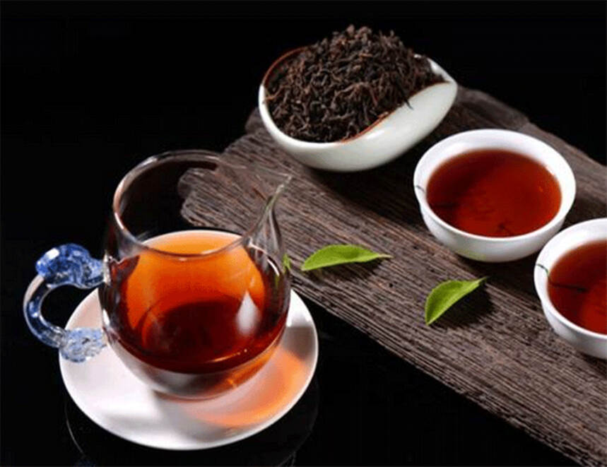 六堡茶的“槟榔香”来自：茶叶的品种香+工艺香+存储香，共同结果