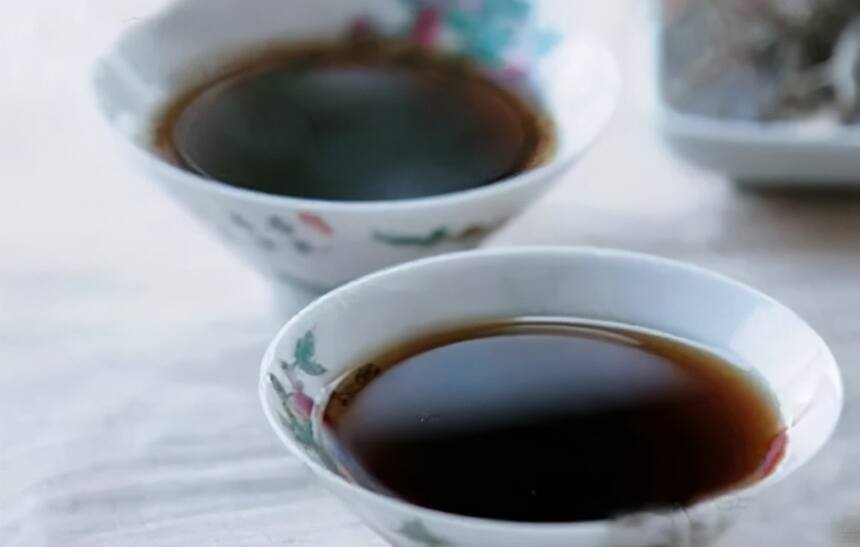 在夏季，正常人身体内都是水，而广东人身体里流淌的是凉茶