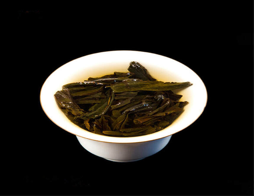 老丛水仙茶的“丛味”中含有：木质味、青苔味、糙米味、香醇回甘