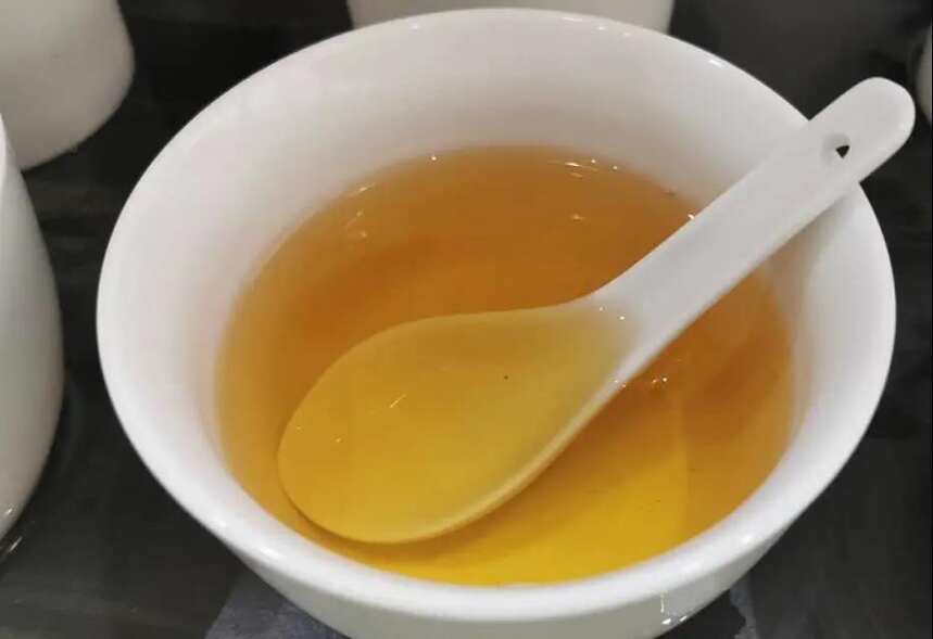 “大田美人茶”，蝉茶共生、似琥珀般的汤色、甘甜蜜韵、果蜜香