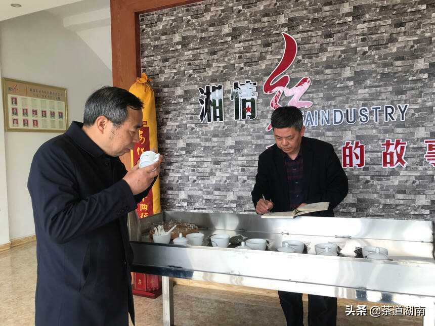 萧力争教授前往安化县湘情红茶业指导名优红茶、绿茶生产