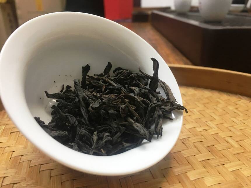 乌龙茶入口常带苦涩，为何很多茶人并不放心上，老茶人说出大实话