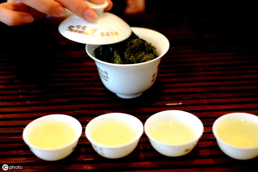 一个被认为是绿茶，一个被认为是红茶，原来是同门师兄