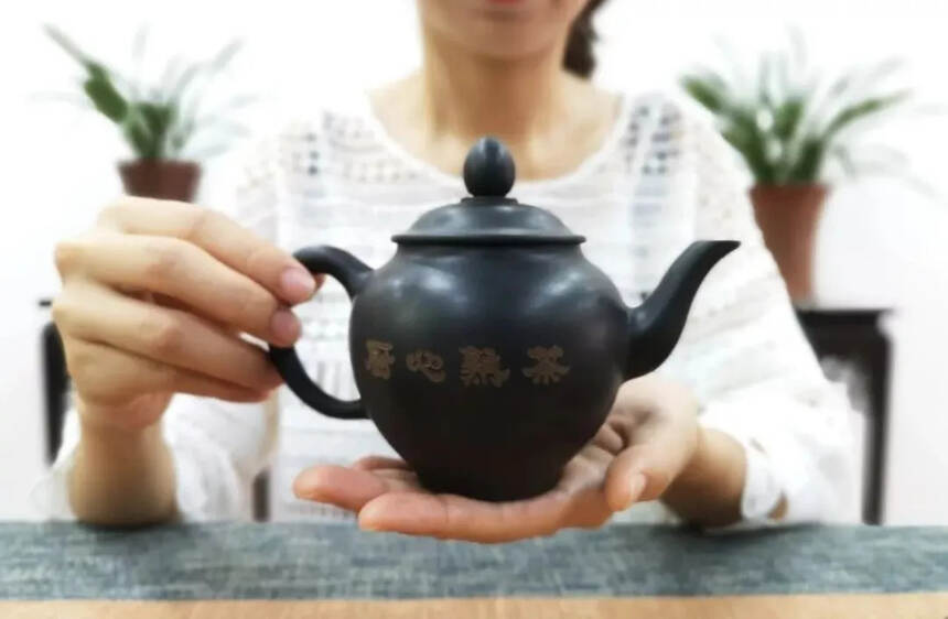 熟茶为什么要选“建水紫陶壶”冲泡
