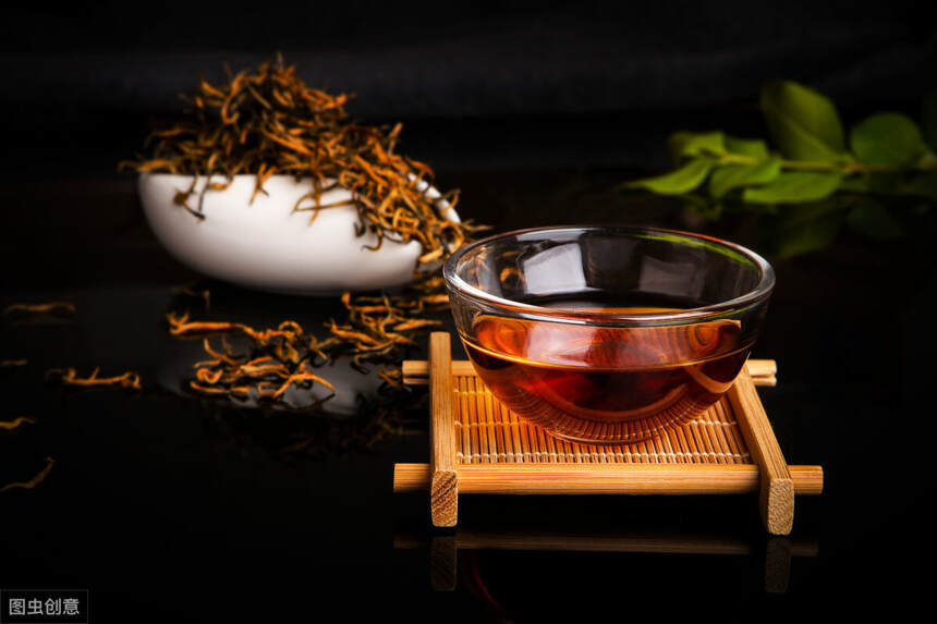 从普洱茶身上散发的气息，来辨别品种香、工艺香、地域香、年份香