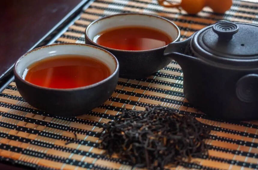 为什么说绿茶乘早喝，岩茶隔年喝，白茶放三年喝，有什么说法？