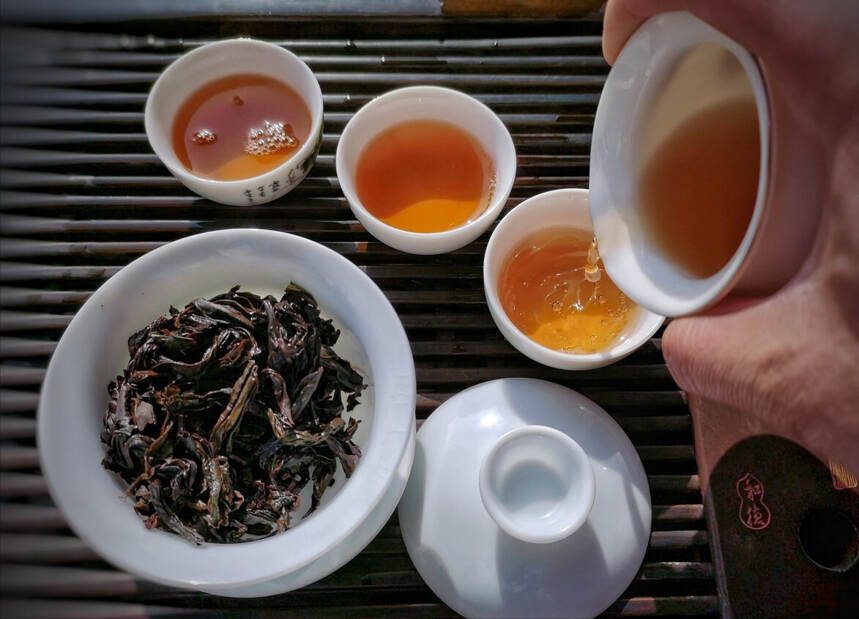 健康喝茶有讲究，老茶客口中的“喝茶三不同”，到底是什么意思？