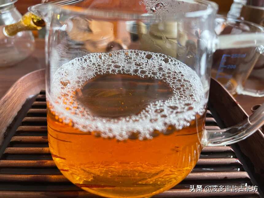 泡茶时出现的泡沫，很多人视为不洁之物，但茶圣陆羽却称其为精华