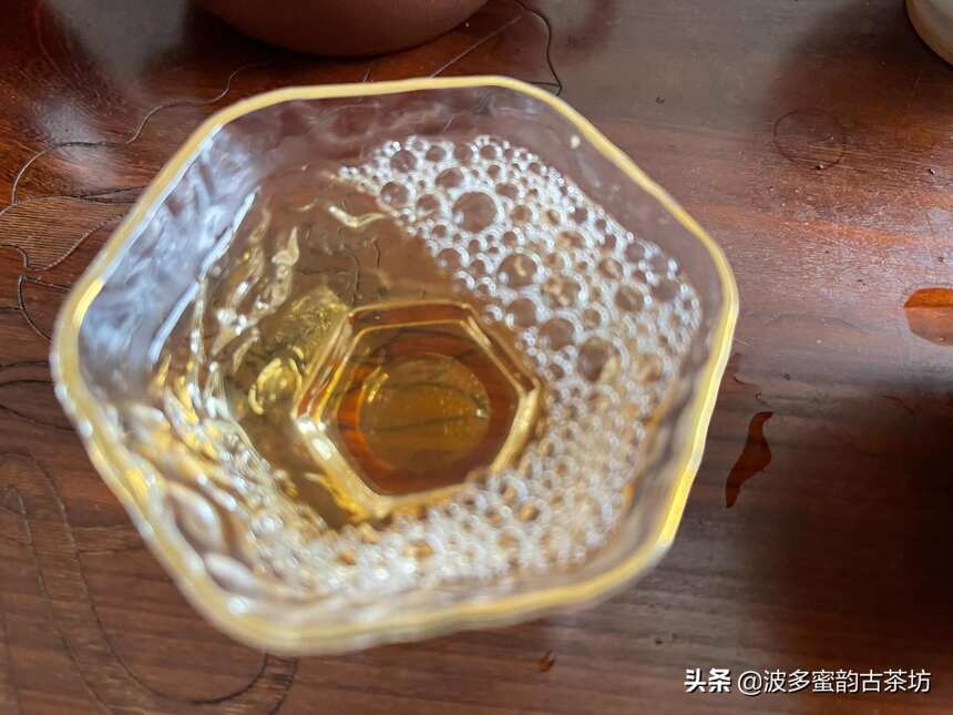 泡茶时出现的泡沫，很多人视为不洁之物，但茶圣陆羽却称其为精华