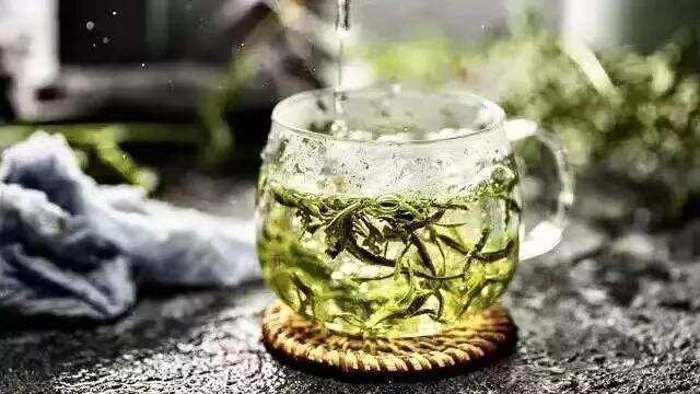 冷水泡茶有什么变化？为什么有的茶叶会浮在水上，有的会沉底？