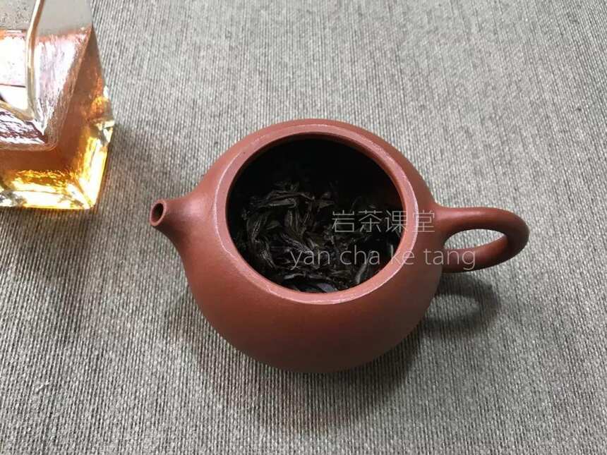 冲泡岩茶时，紫砂壶和盖碗哪个更好用？这3个细节说明了一切