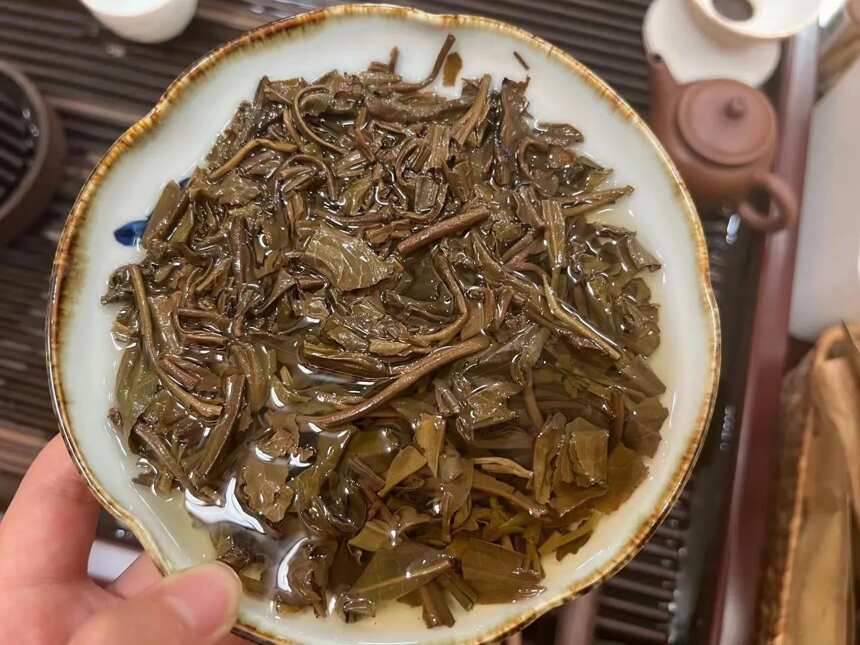 零九年兴海茶厂班章茶王青饼入汤的烟香，浓郁的茶味丰富