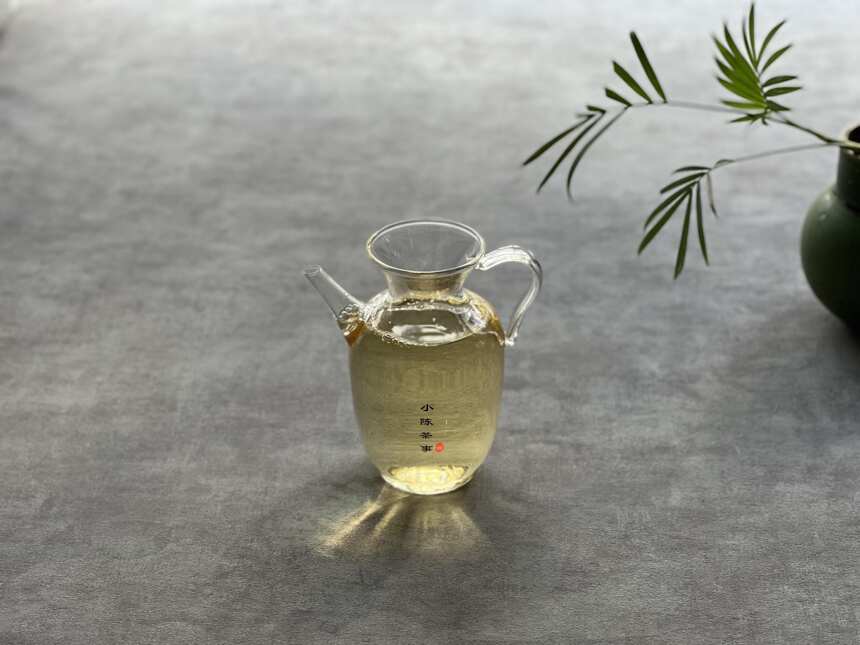 喝茶养秋，立秋节气应该适合喝什么茶呢？来一杯冷泡白茶怎么样？