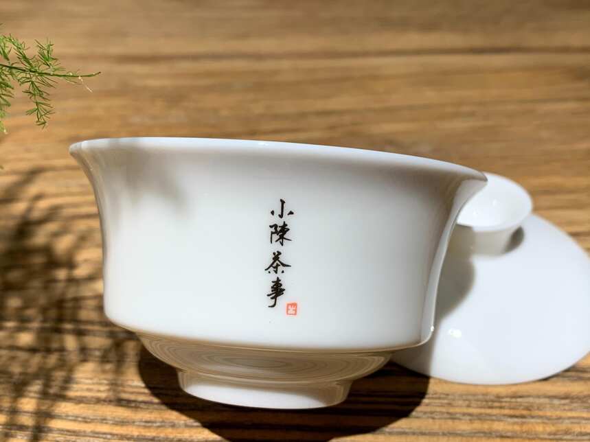 为什么泡白茶公道杯要用玻璃的，盖碗要用白瓷的？有什么讲究？