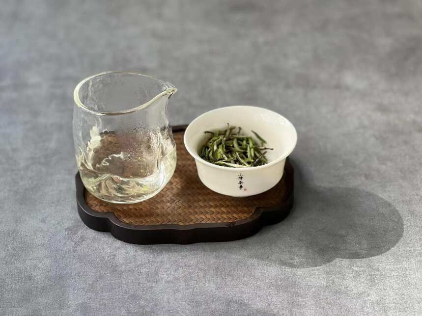 喝茶养秋，立秋节气应该适合喝什么茶呢？来一杯冷泡白茶怎么样？