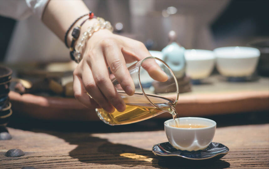 泡一杯茶放多少茶叶更好喝？老茶客：掌握两种投茶法，轻松泡好茶