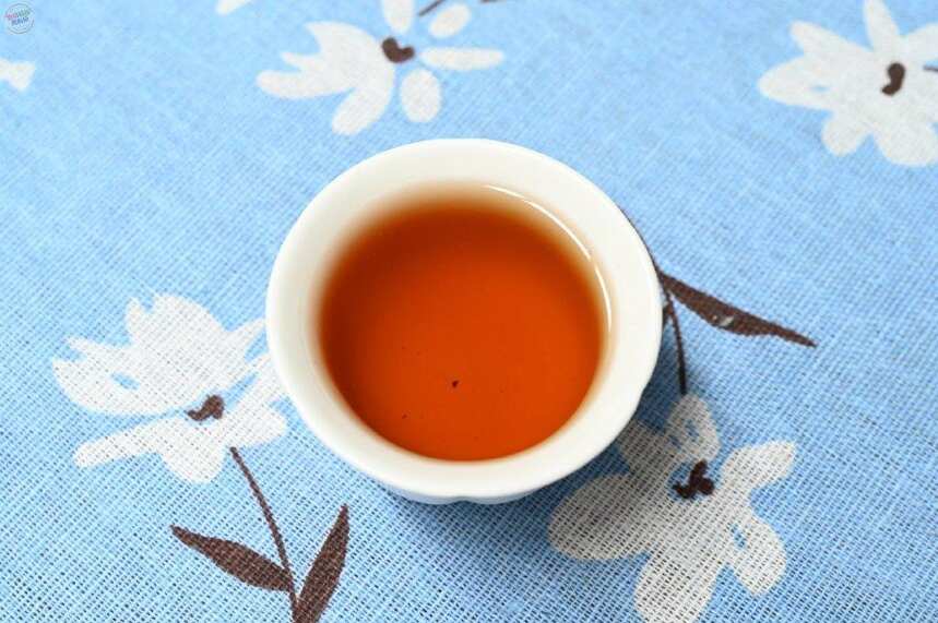 盛夏来一杯温热红茶，淡淡茶香解暑去乏