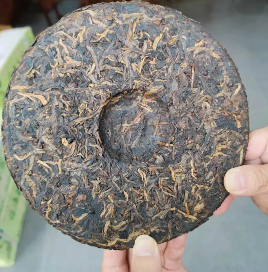 90年代鸿泰昌老字号生饼
茶底嫩芽显着，底面带钉，茶