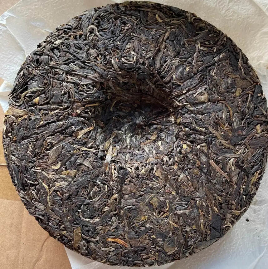 #普洱茶# 2020年易武刮风寨古树茶饼，蜜香。