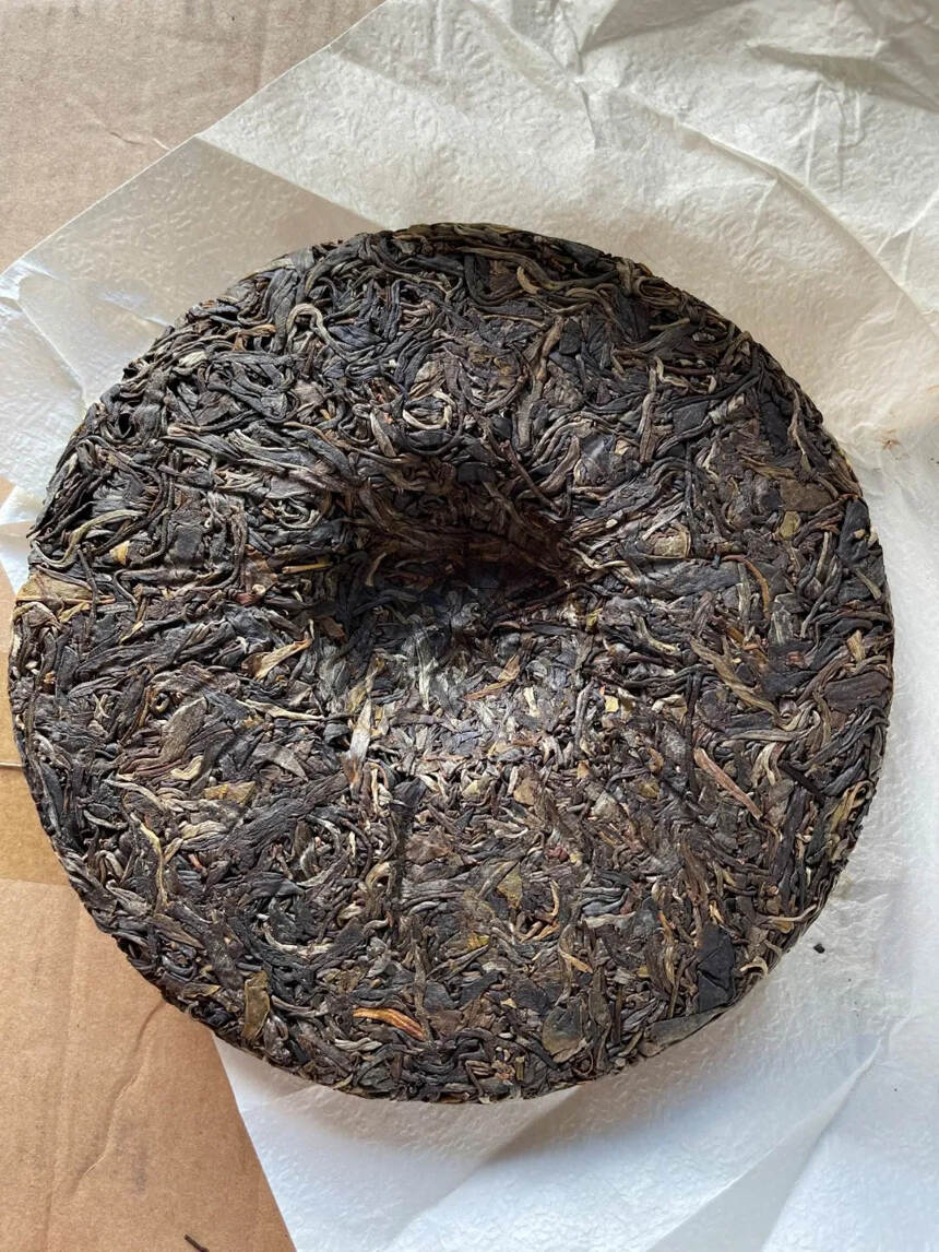 #普洱茶# 2020年易武刮风寨，古树茶饼。