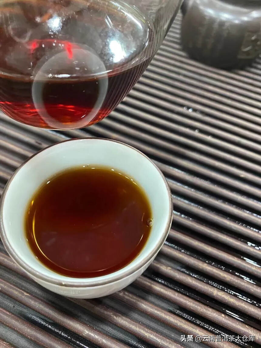 #普洱茶# #茶生活# 九十年代勐海古树竹筒熟茶
一