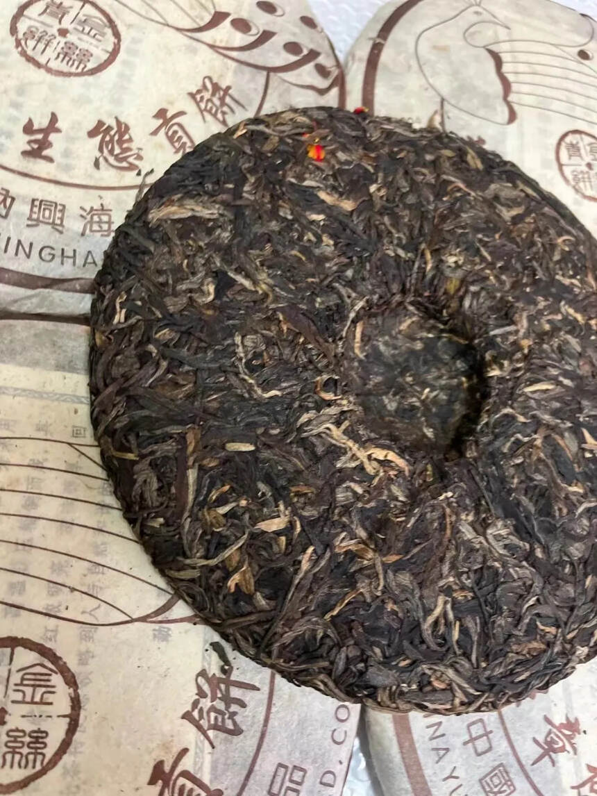 04年兴海班章乔木生态茶
汤色呈琥珀色，陈香味突出，
