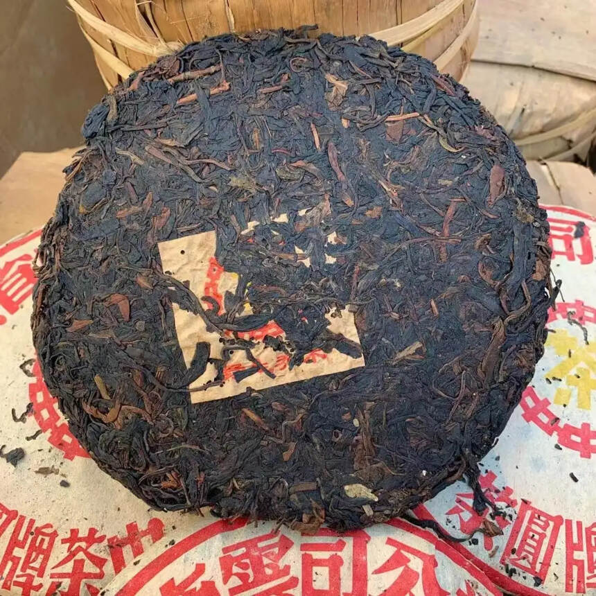 #普洱茶# 90年代初吉幸黄印，野生乔木青饼，香，干