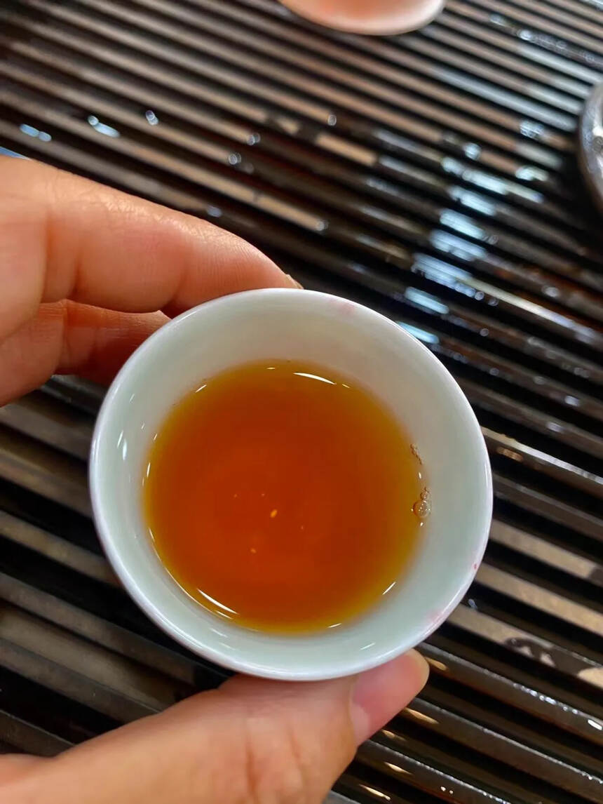#普洱茶# 99年万字号，易武山乔木野生饼茶生茶。易