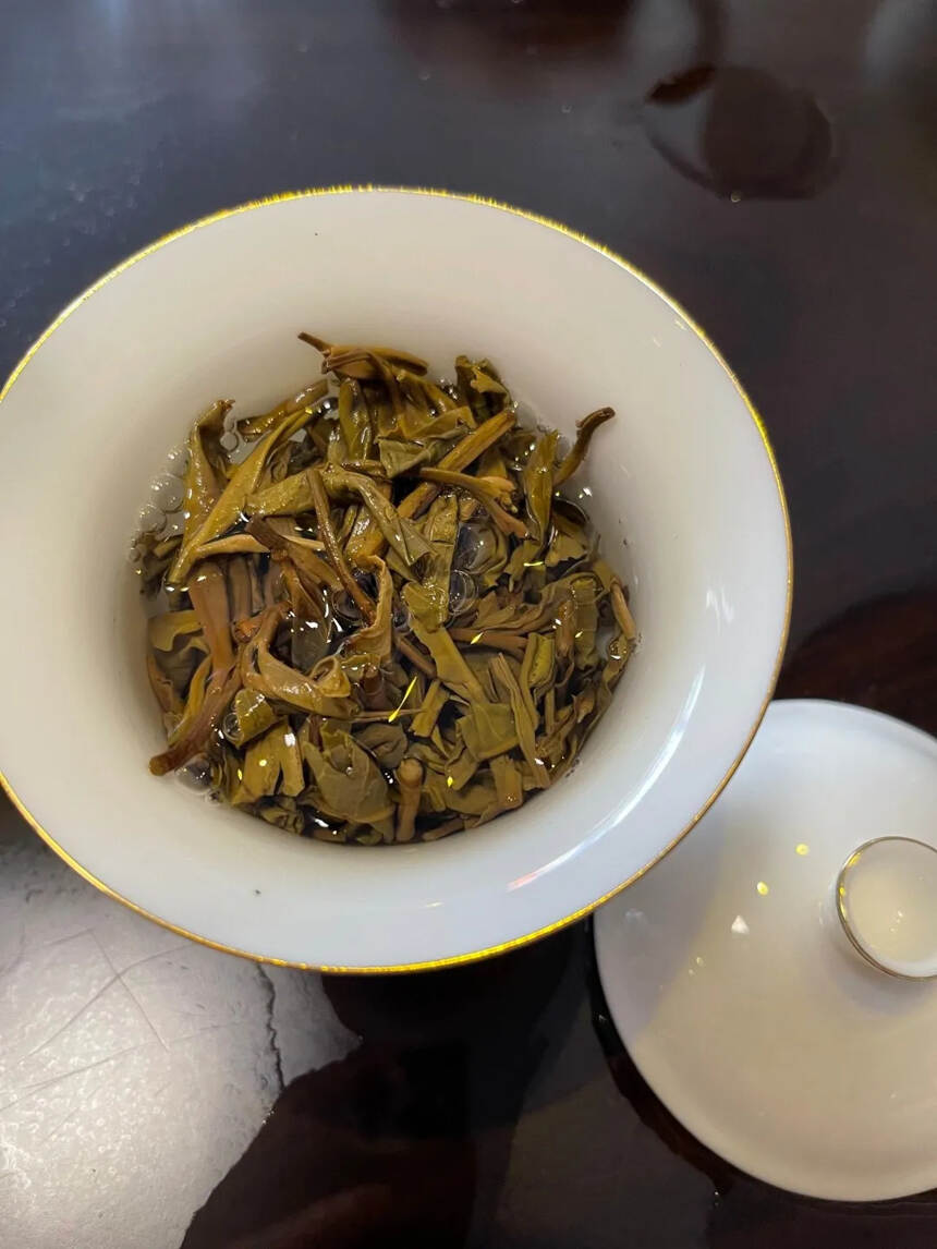 #普洱茶# 2020年易武刮风寨，古树茶饼。