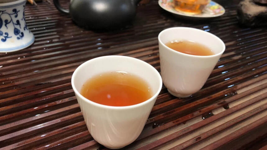 #普洱茶# 80年代绿印石头饼生茶，因为压的铁故名石