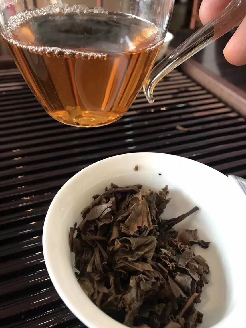 98年凤牌青饼，凤庆茶厂高端古树茶！香甜到令人陶醉！