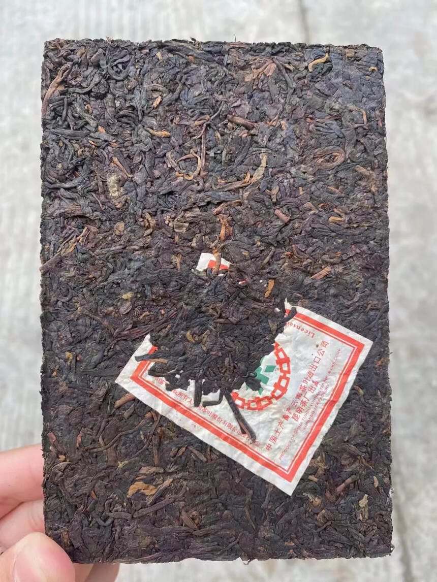 2006年中茶第壹砖，选料为勐海古树发酵压制而成，这
