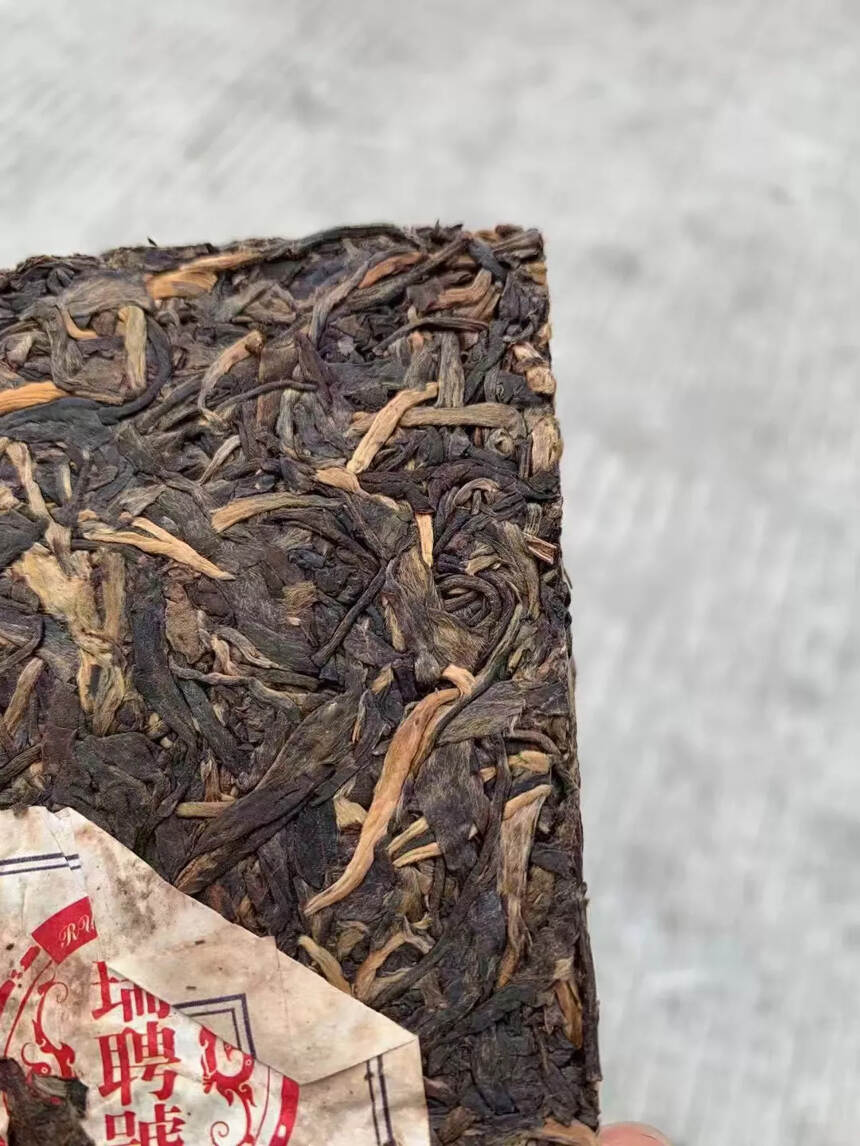2013年瑞聘号大雪山
纯珍稀古树茶，此茶品外形条索