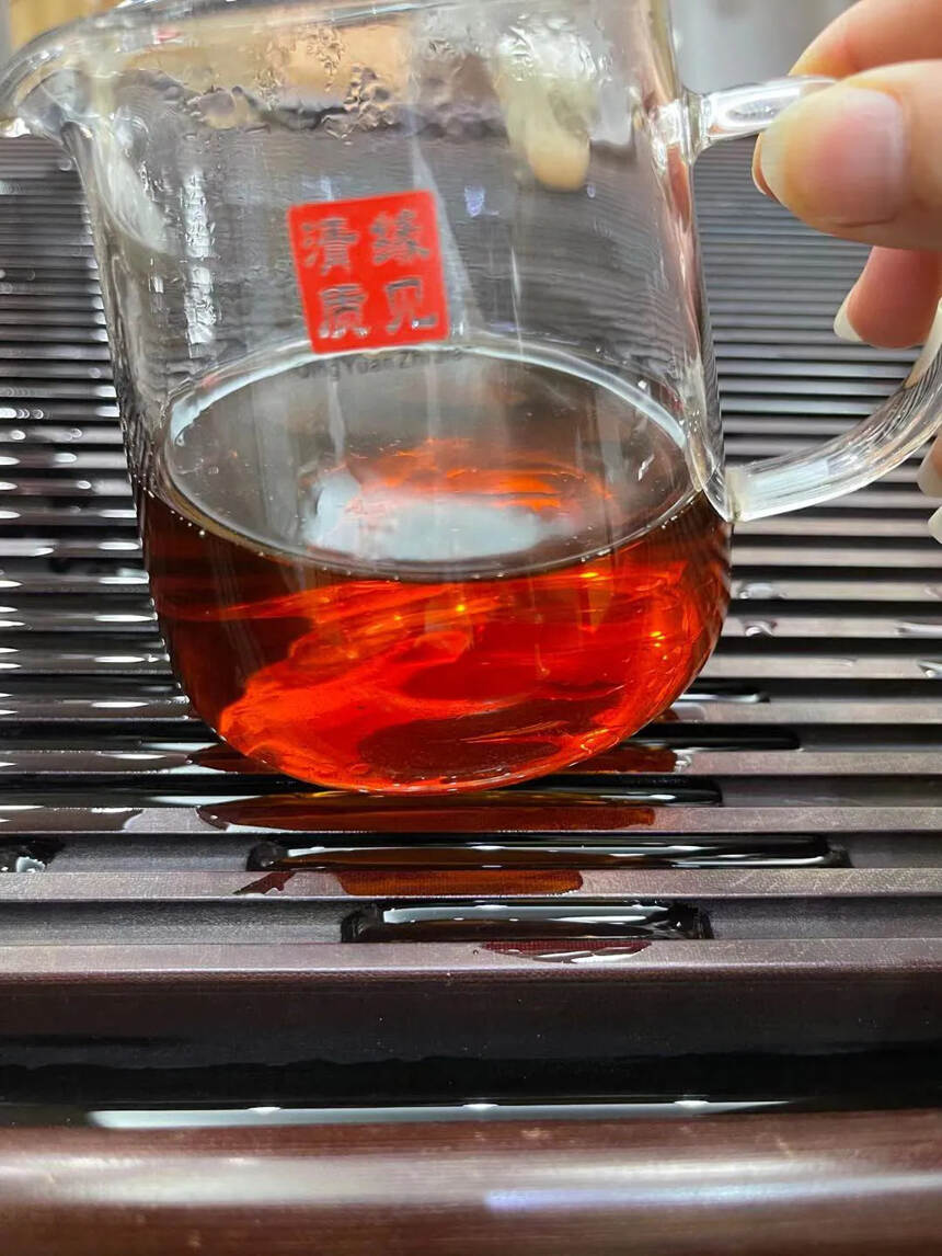 六十年代的老生茶
布朗山老茶，
樟香陈香依旧霸气。